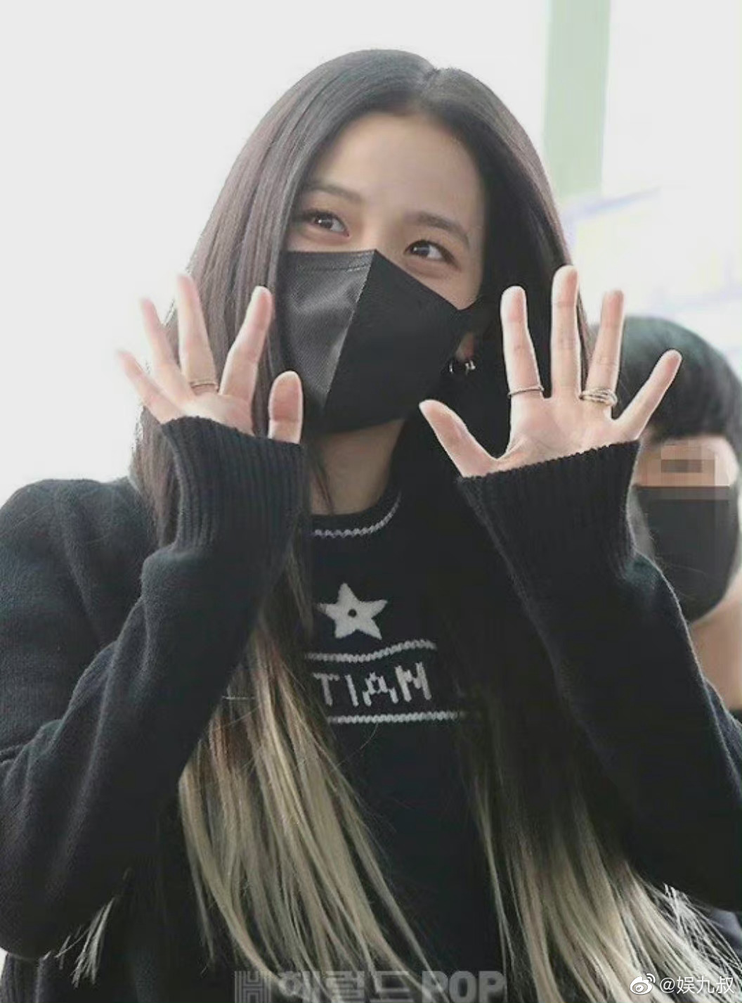 金智秀巴黎时装周机场图