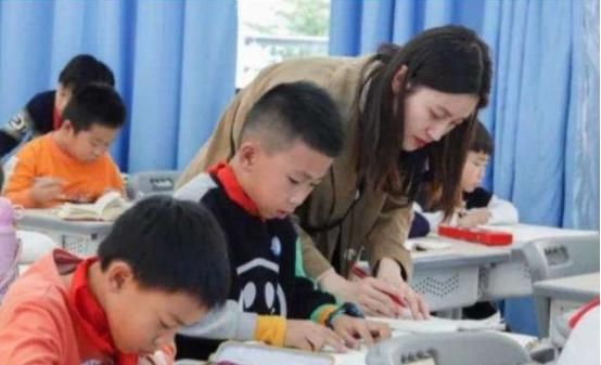 “课后延时服务”褒贬不一，有望被取消？收费不合理是主要原因吗休闲区蓝鸢梦想 - Www.slyday.coM