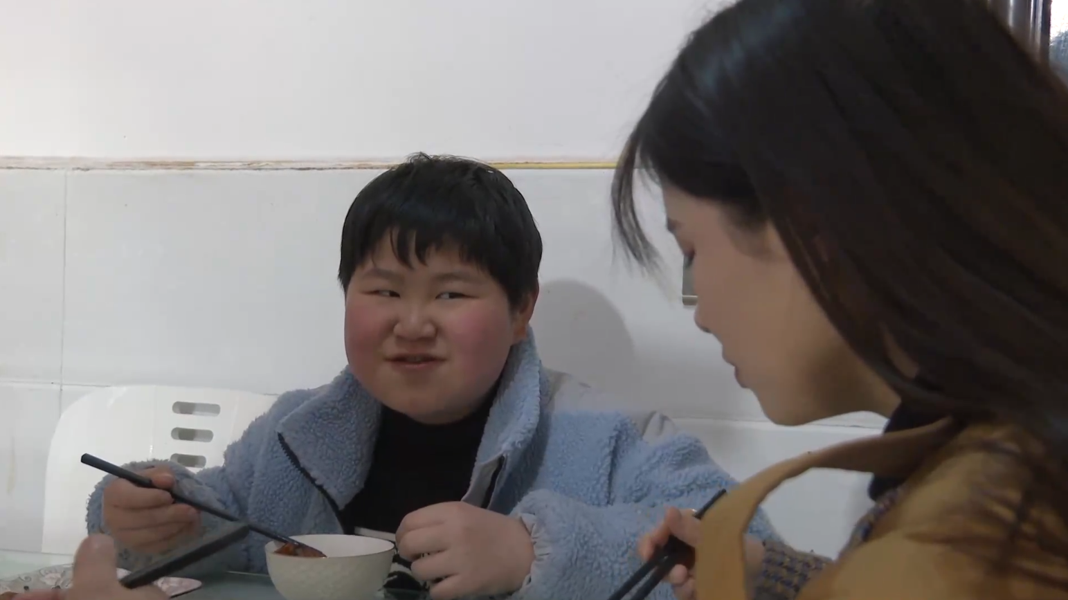 五岁那年,弟弟汪杰被确诊患上含铁血黄素沉着症,这是一种极其罕见的