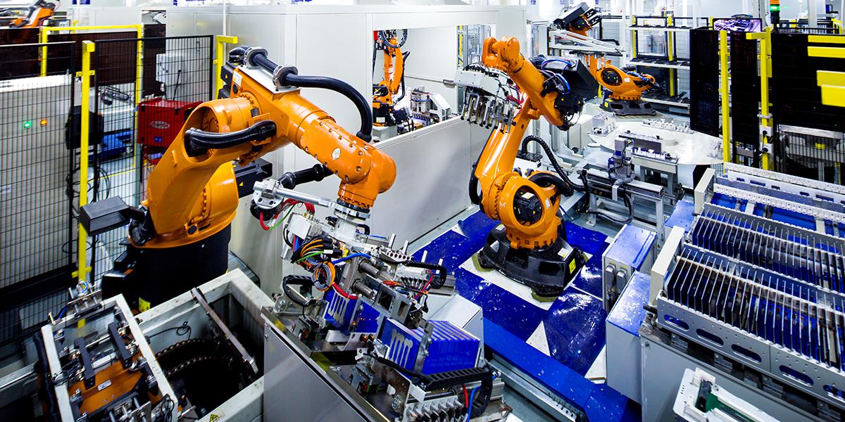 锂电池生产有三个工序,前期的极片制作,电芯制作均由自动化生产线完成