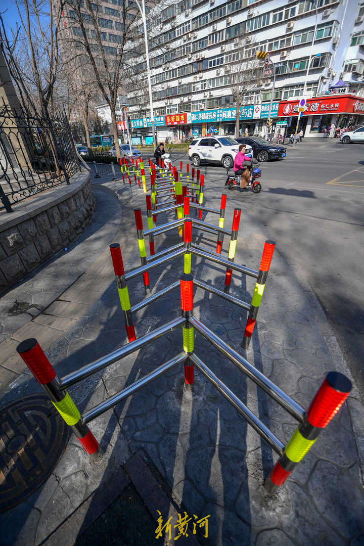 济南箭头形隔离护栏上路保障行人通行安全