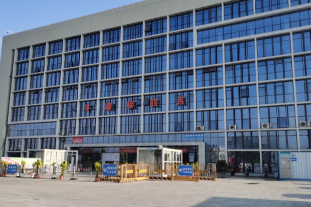 记者在平湖街道新木跨境运输司机接驳点看到,凡是进入接驳点的跨境