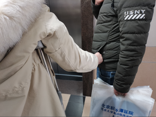 拯救消失的骨头：罕见病女孩求医广州119小时终确诊，“我第一次看到爸爸哭”休闲区蓝鸢梦想 - Www.slyday.coM
