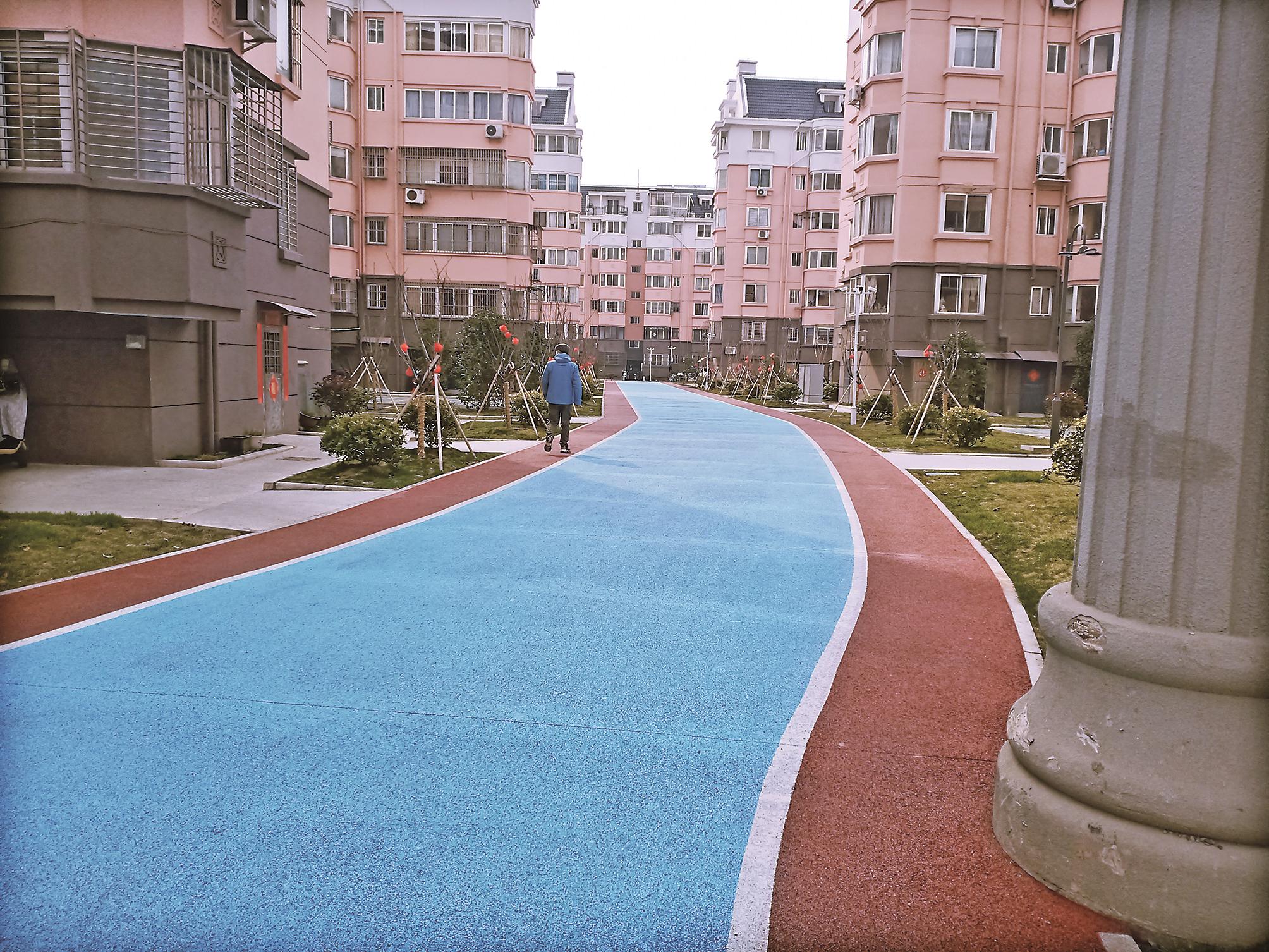 新世纪花园经过改造,彩色步道贯穿小区,方便居民健身散步.