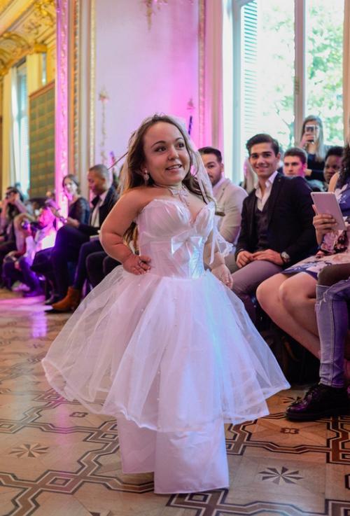 美国25岁侏儒女性身高仅09米为寻找真爱会执着等待