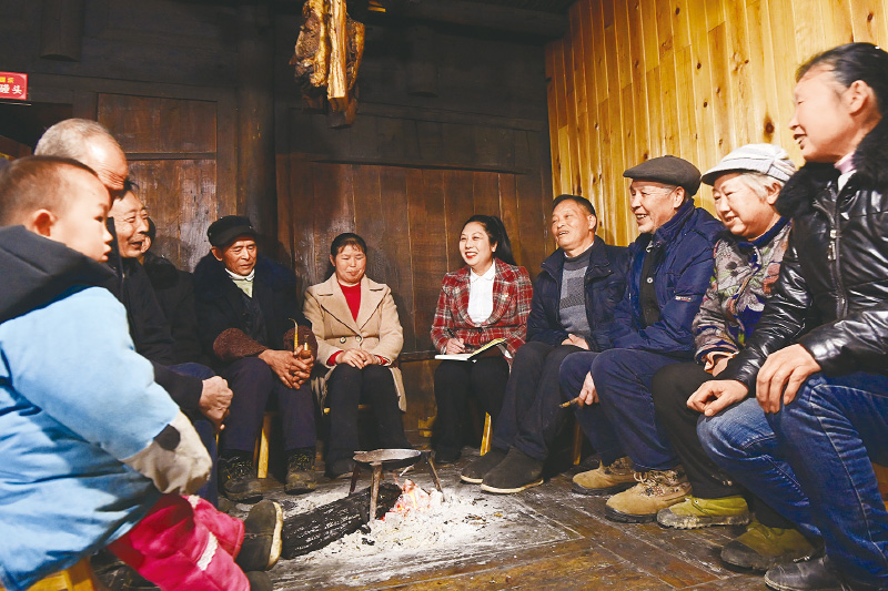 各级人大代表密切联系群众、听取群众呼声、反映人民意愿，依法提出议案、建议和意见，认真履职，架起沟通民意“连心桥”。图为2022年2月16日，全国人大代表、重庆市酉阳土家族苗族自治县桃花源街道天山堡村党支部书记、村委会主任冉慧（右五）和村民座谈，听取意见建议。 人民图片 冉川/摄