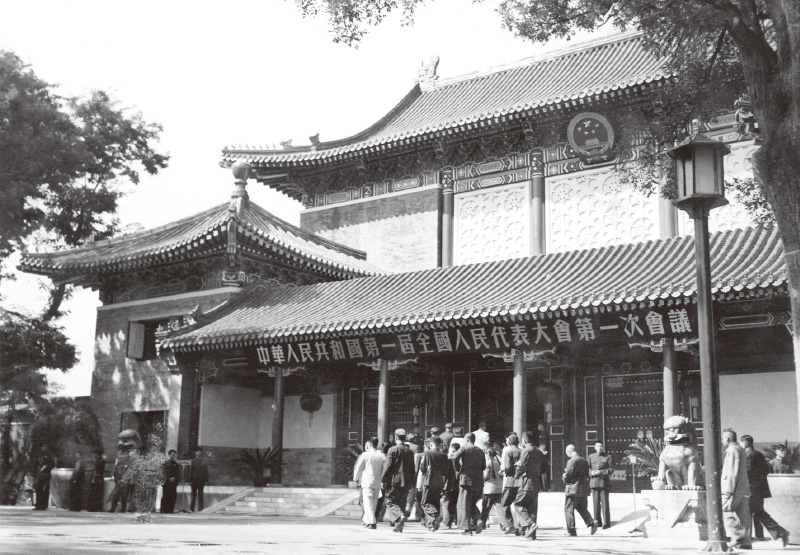 1954年9月15日至28日，第一届全国人民代表大会第一次会议在中南海怀仁堂隆重召开。图为代表进入会场。 新华社记者 刘东鳌/摄
