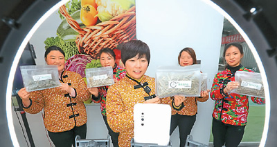 安徽省亳州市蒙城县双鹿村一家种植合作社的社员在学习电商销售技巧。　　胡卫国摄