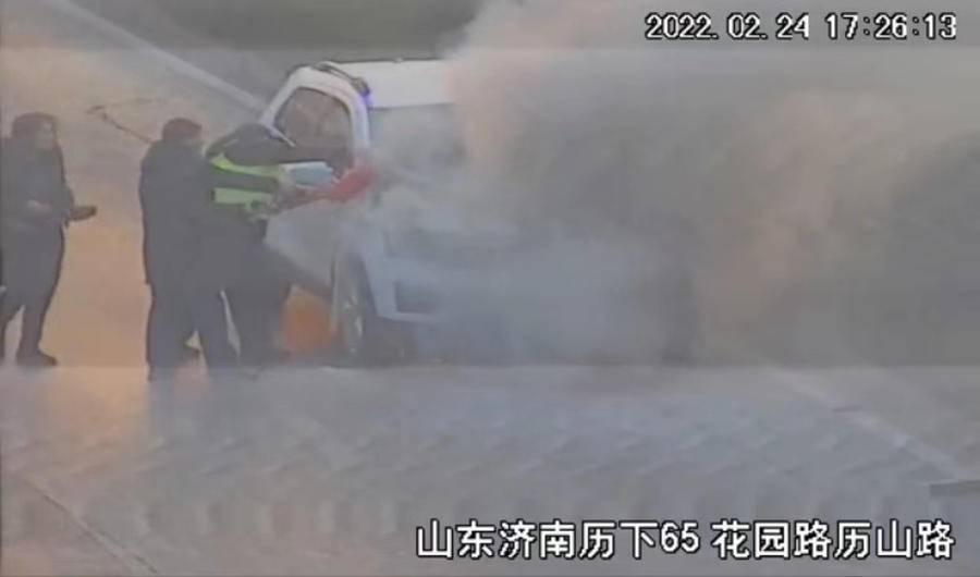 汽车自燃退役军人狂奔救火 车主：慌乱之际有人飞奔过来特别感动休闲区蓝鸢梦想 - Www.slyday.coM