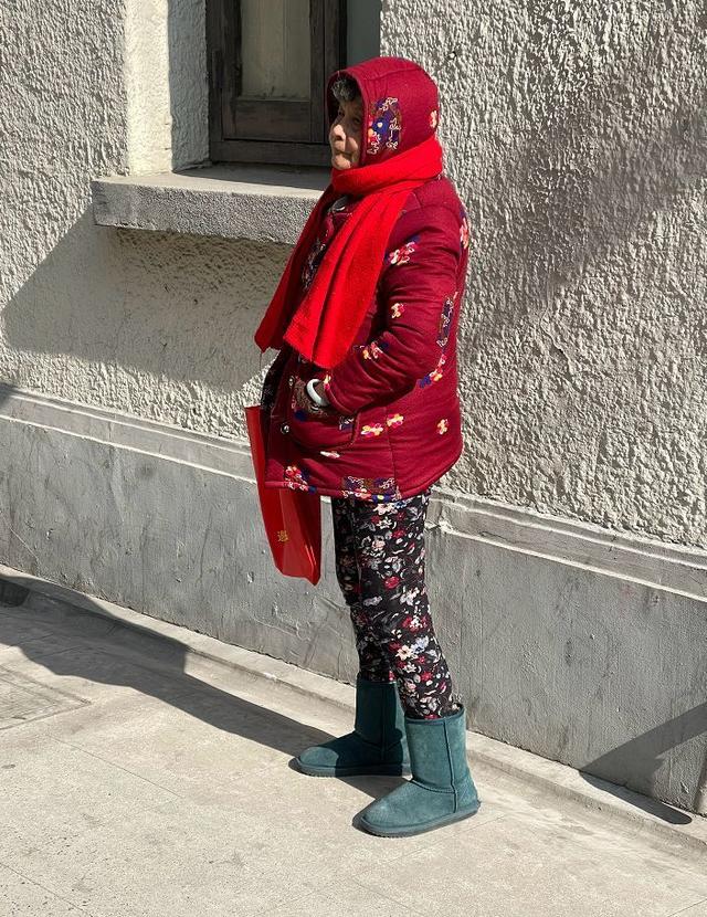 越老越无拘束上海阿婆的混搭造型既有趣又新颖实在佩服