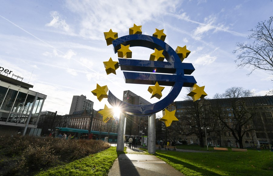 　　这是2021年12月30日在德国法兰克福拍摄的欧元雕塑。新华社记者逯阳摄