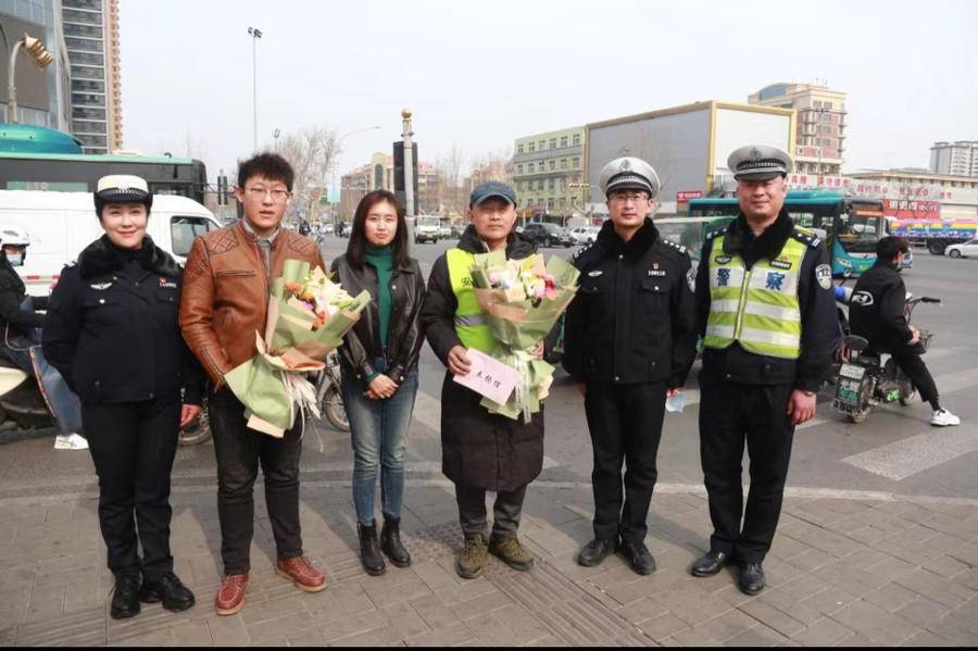 汽车自燃退役军人狂奔救火 车主：慌乱之际有人飞奔过来特别感动休闲区蓝鸢梦想 - Www.slyday.coM