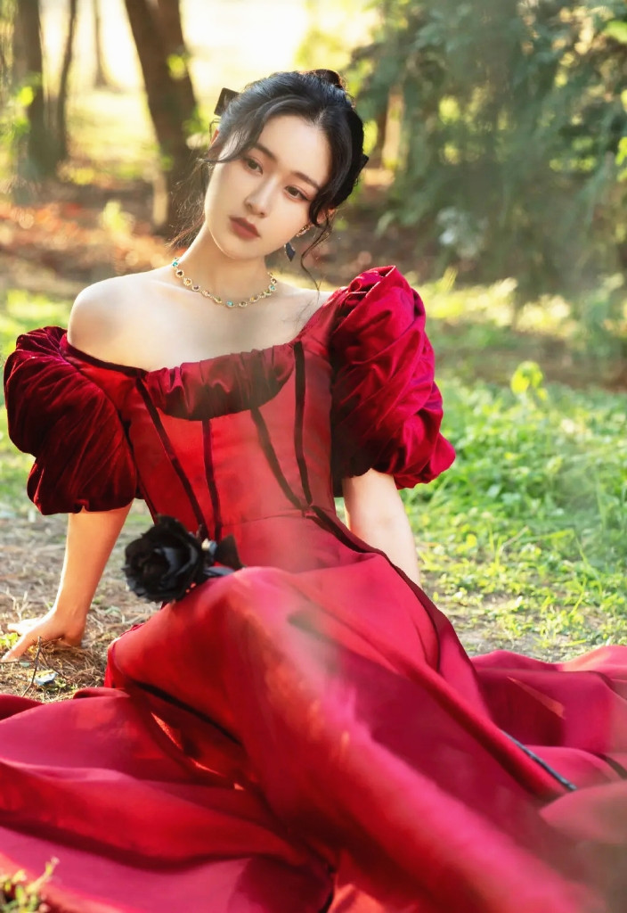 湖南新秀主持人梁田穿酒红礼服裙秀美肩平行腿太美了