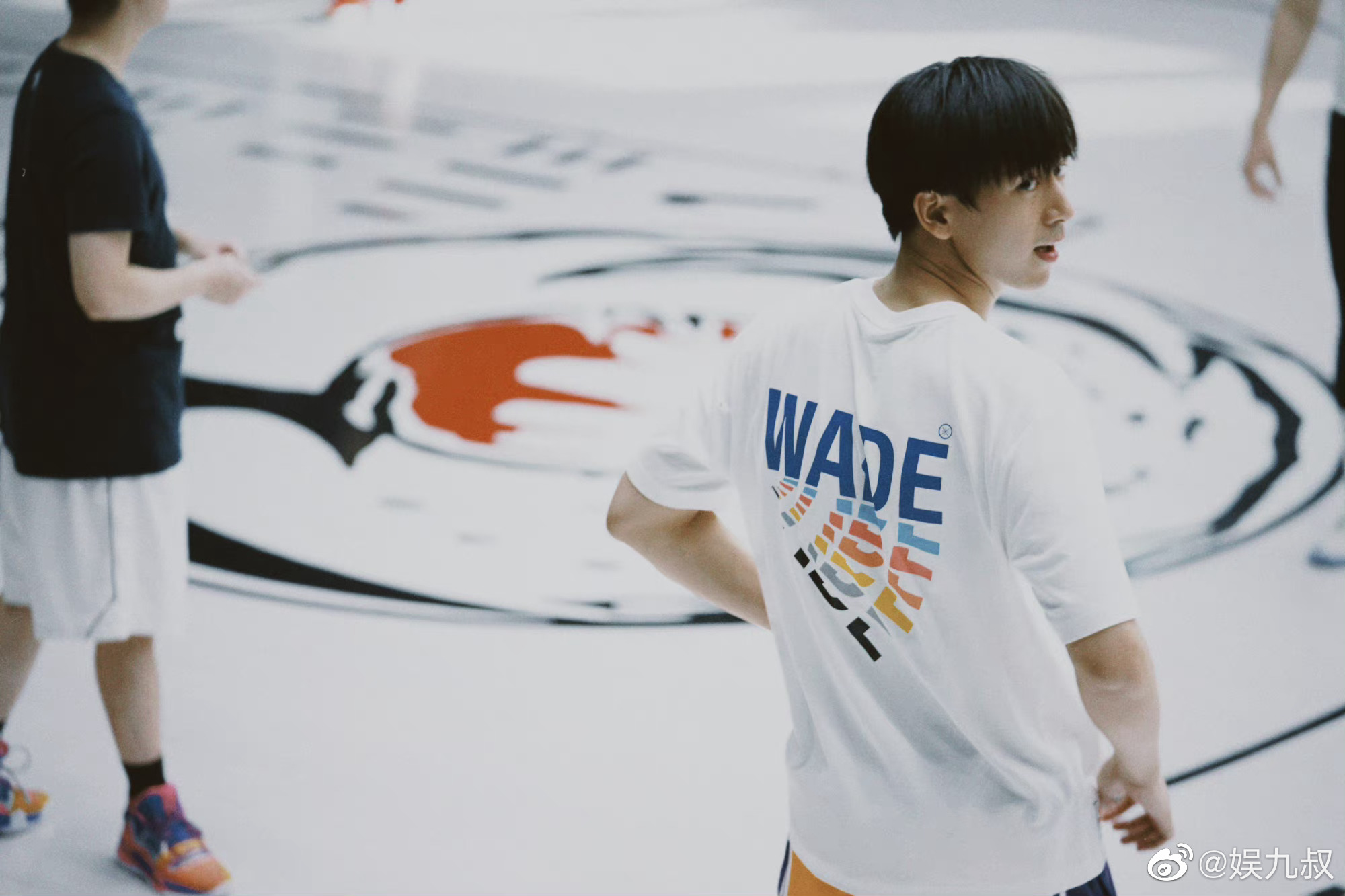 李现素颜篮球照