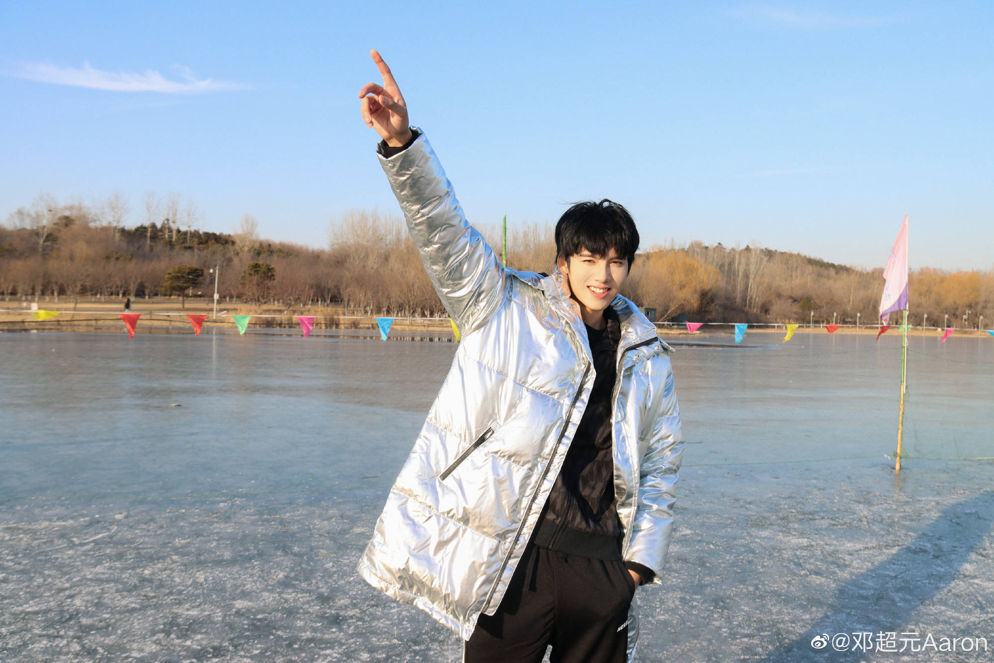 明星冰雪运动穿搭 邓超元的亮色搭配很拉风值得借鉴|滑雪服|冰场|雪场
