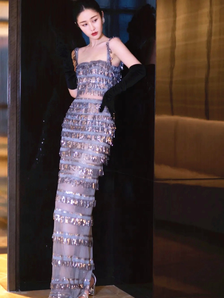 湖南新秀主持人梁田穿酒红礼服裙秀美肩平行腿太美了