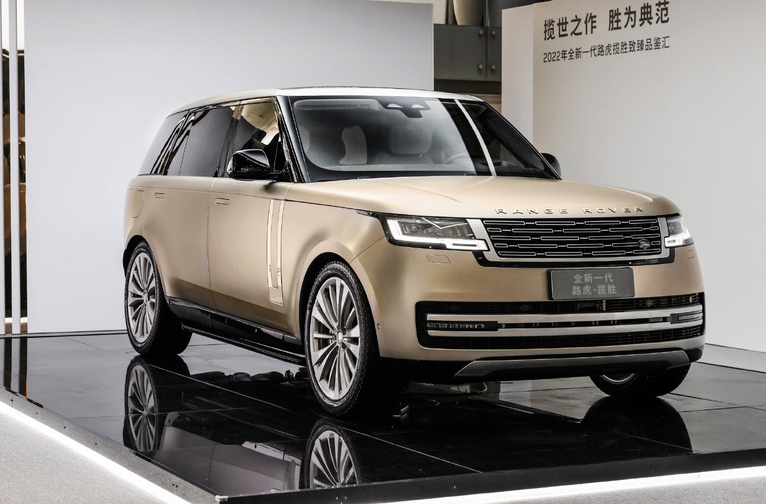 全新一代路虎揽胜实车亮相外观很霸气两种轴距457座都有