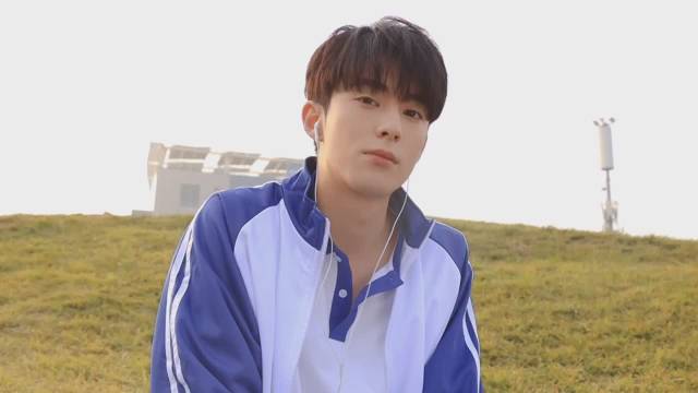 春意暖阳!@王鹤棣_dylan 校服写真来袭, 蓝白校服清新帅气