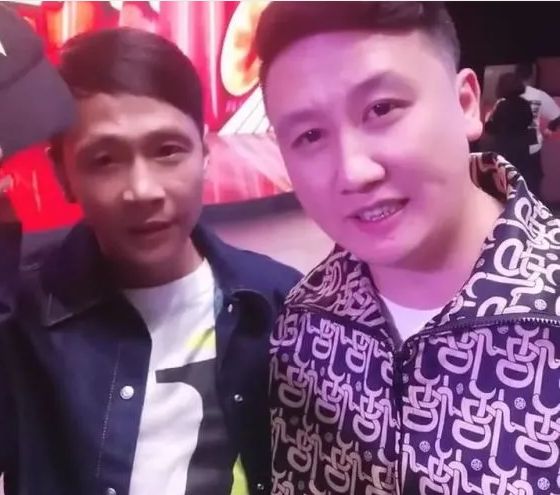 剧中大奎的扮演者王小宝也和小剧团的演员们合拍了一个视频,大家喜笑