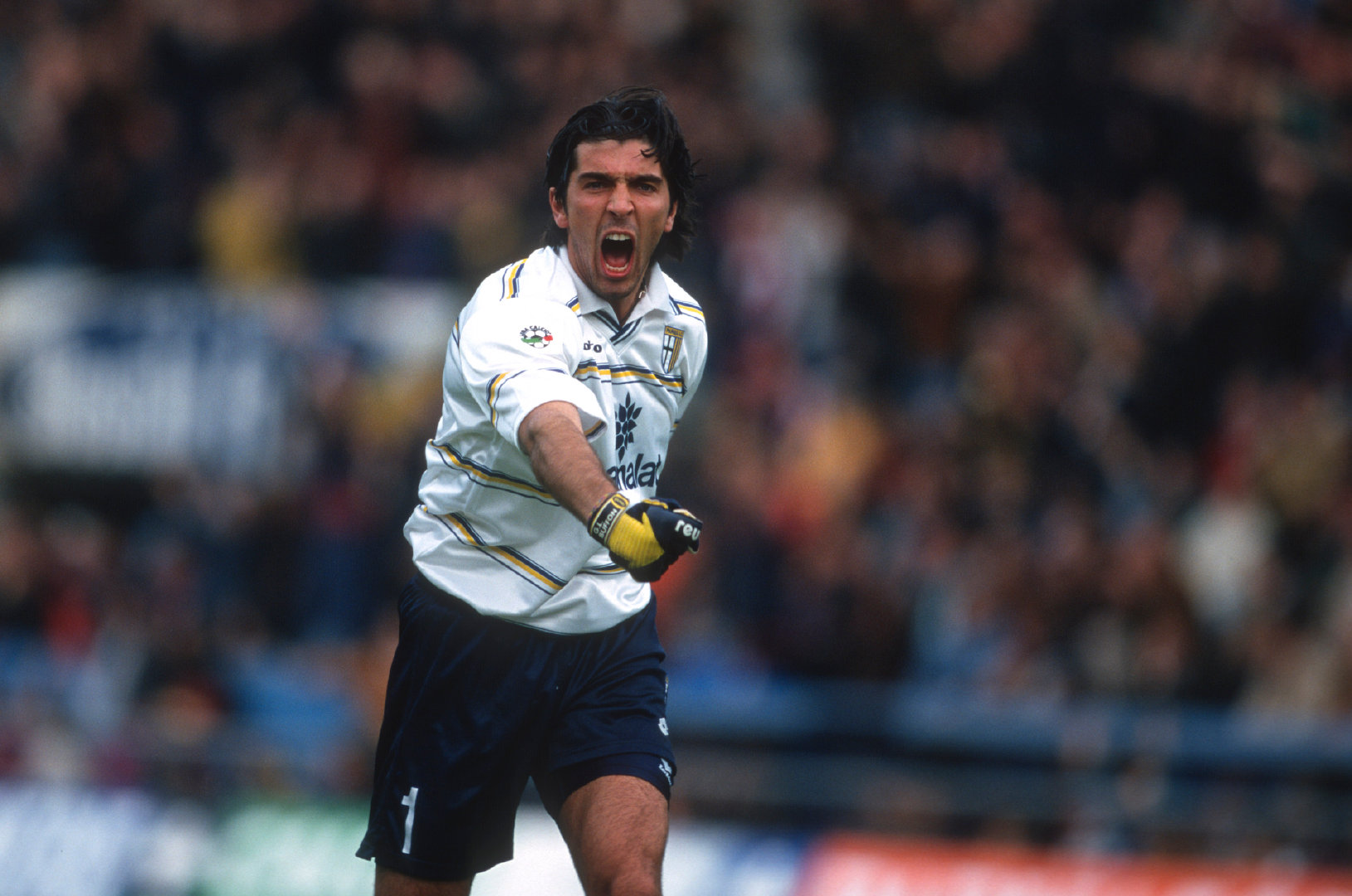 帕尔马俱乐部官方宣布和布冯续约至2024年届时他将年满46岁