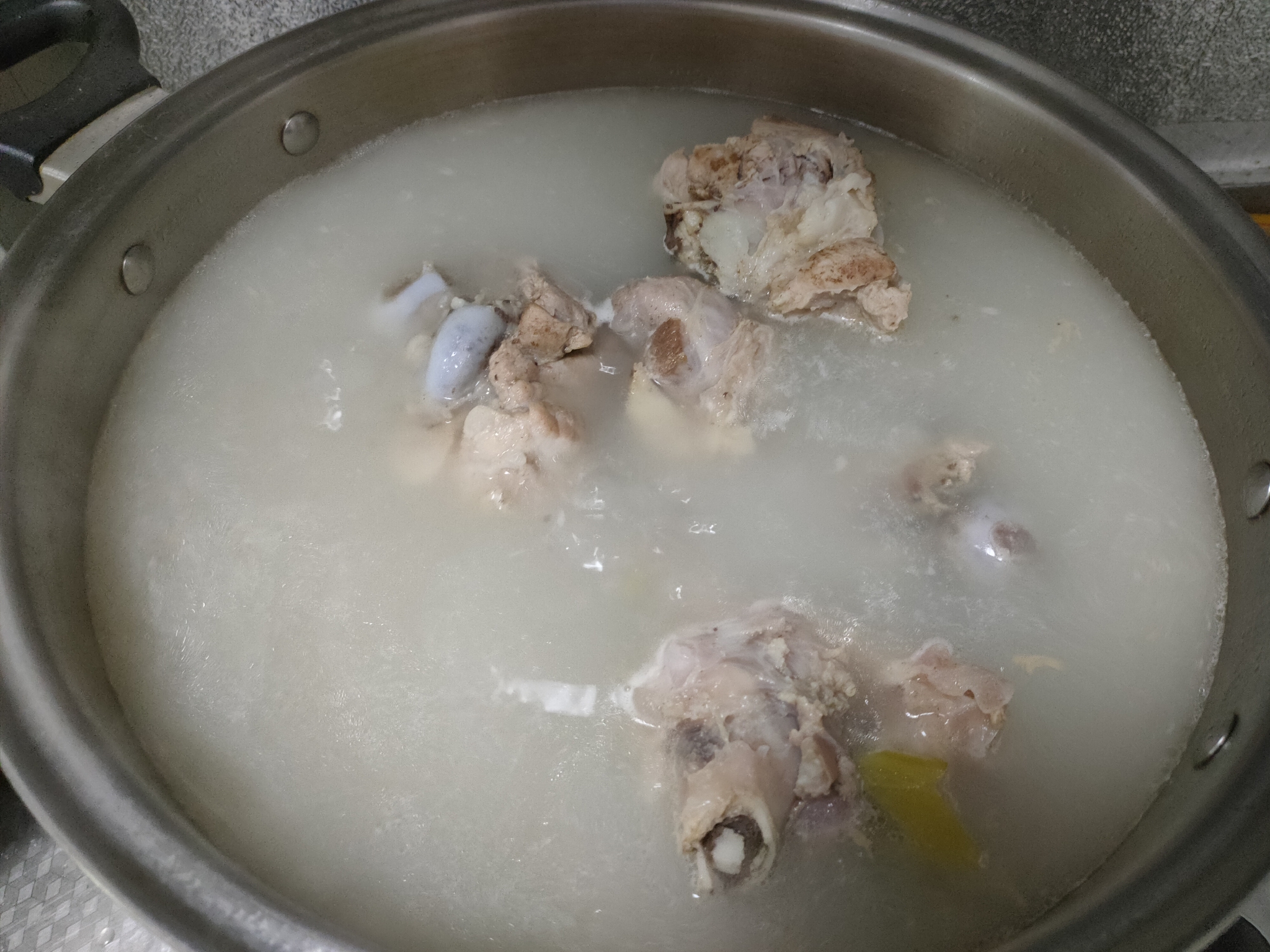 熬大骨头汤时,记得"一煎二舀",骨头汤白如牛奶,不硬不腻|骨头|骨头汤