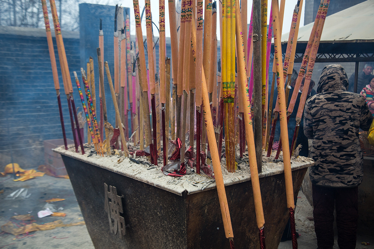 农村小庙名气大,村民客串辅警指挥交通|草根|香客|香火_新浪新闻