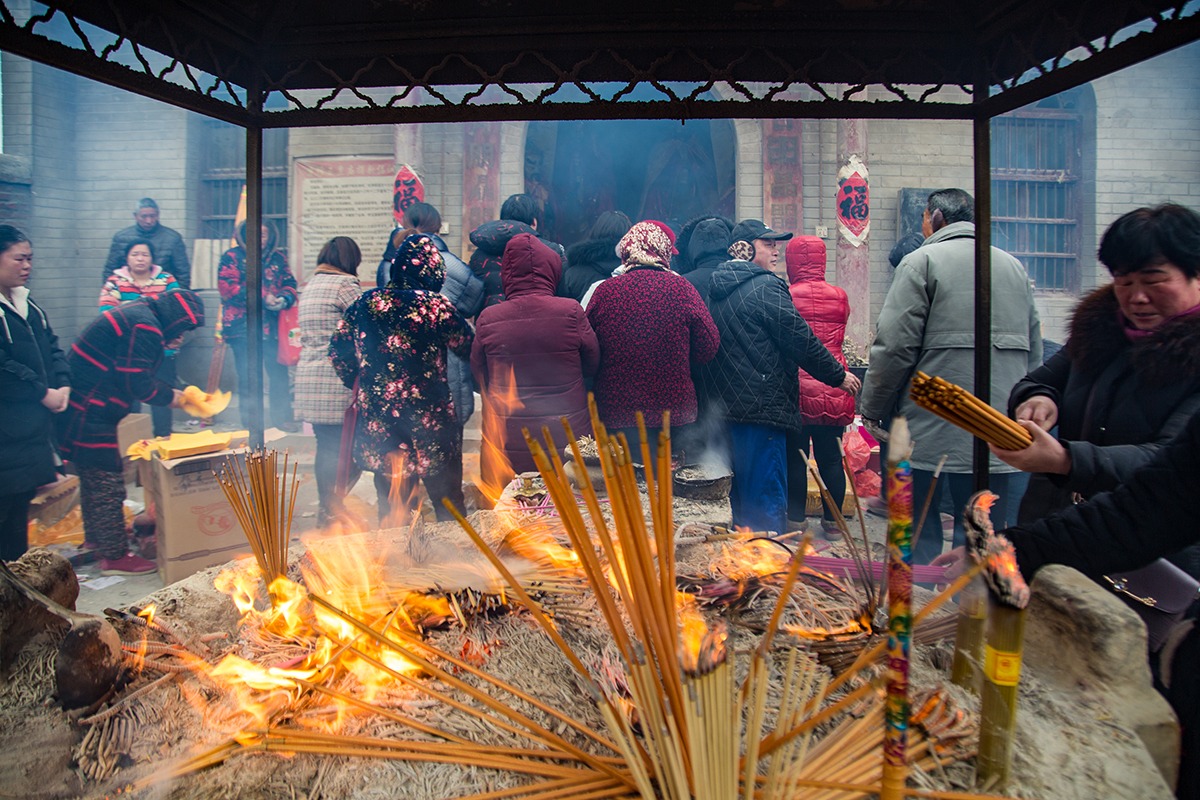 农村小庙名气大,村民客串辅警指挥交通|草根|香客|香火_新浪新闻