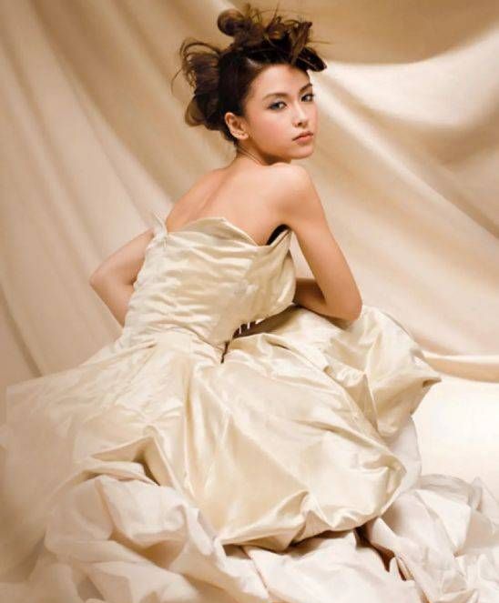 baby早年杂志照小腿和手臂一样细瘦得夸张像洋娃娃日味很浓