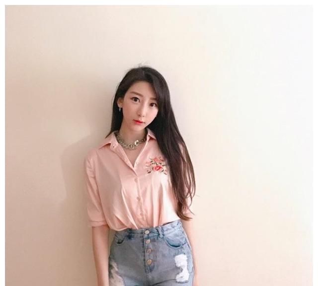 15岁时她以中学生身份加入了嫩模组合fantasy出道,但谢芷蕙真正让她爆