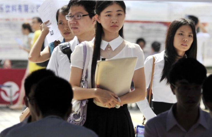 专科女生求职被拒晒简历自证比本科生强评论区却扎心了