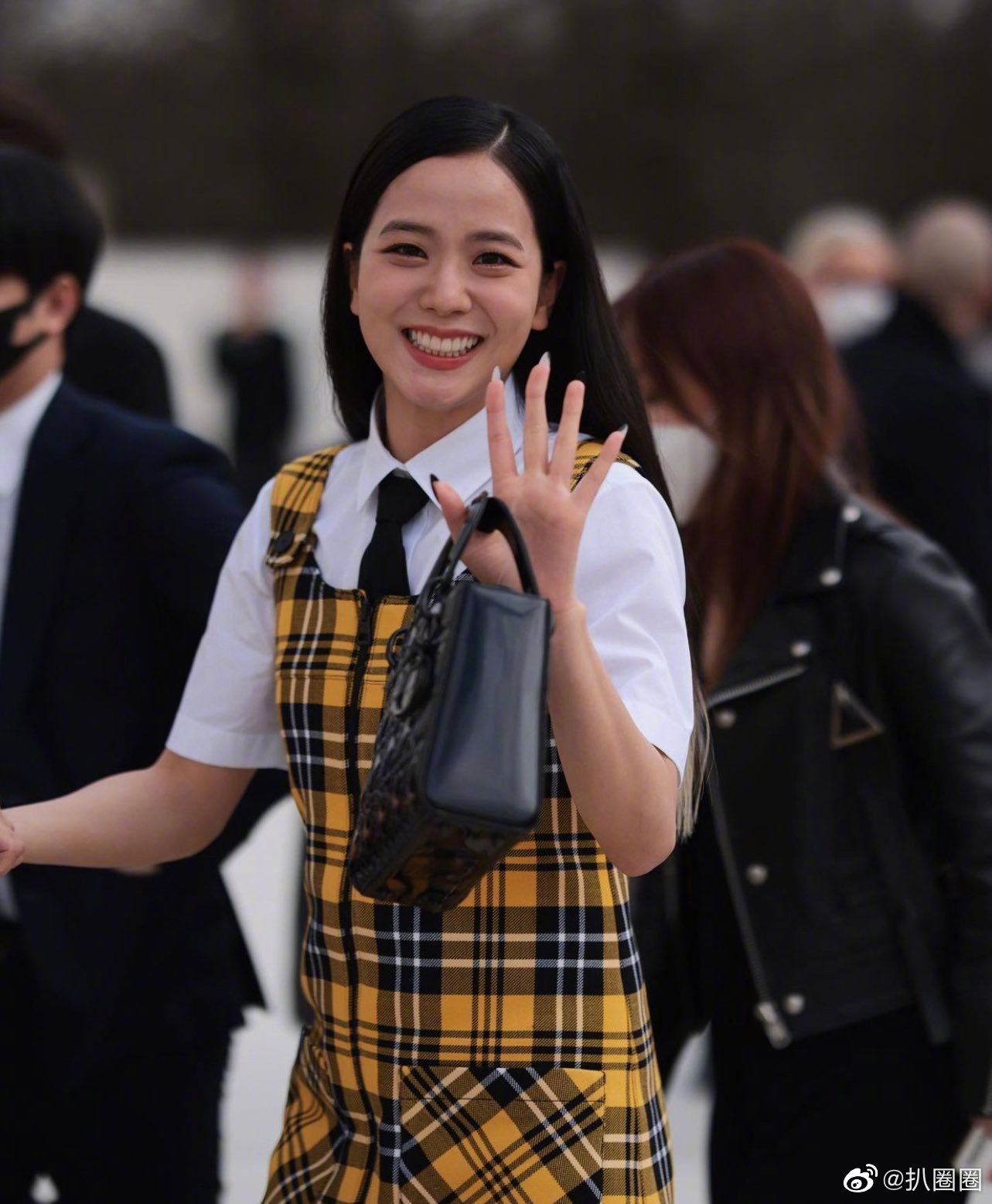 出现在巴黎时装周的jisoo笑得好甜