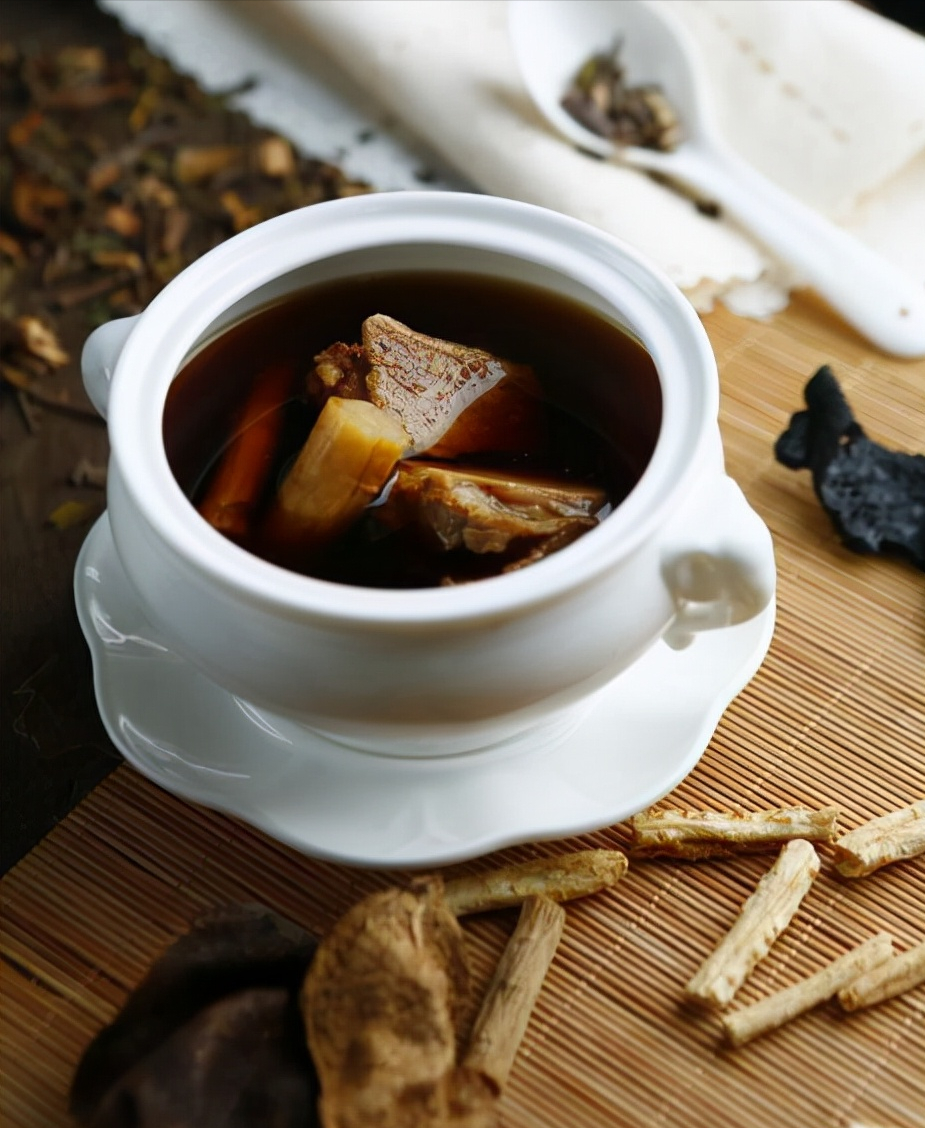 药膳馆养肝健步汤强筋补气血