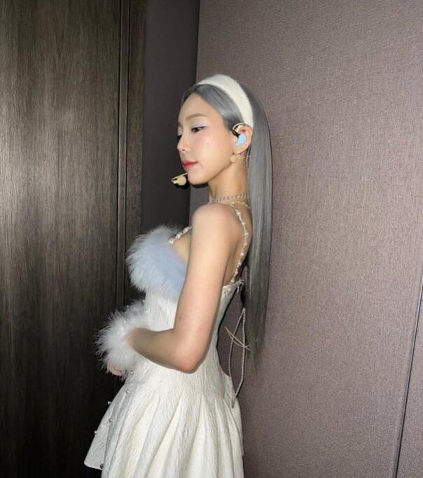 少女时代金泰妍晒吊带短裙银紫色长发大秀锁骨直角肩