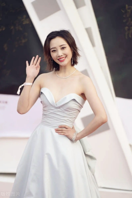 新晋谋女郎李纯好会穿镂空礼服背部挖空健美腿亮了