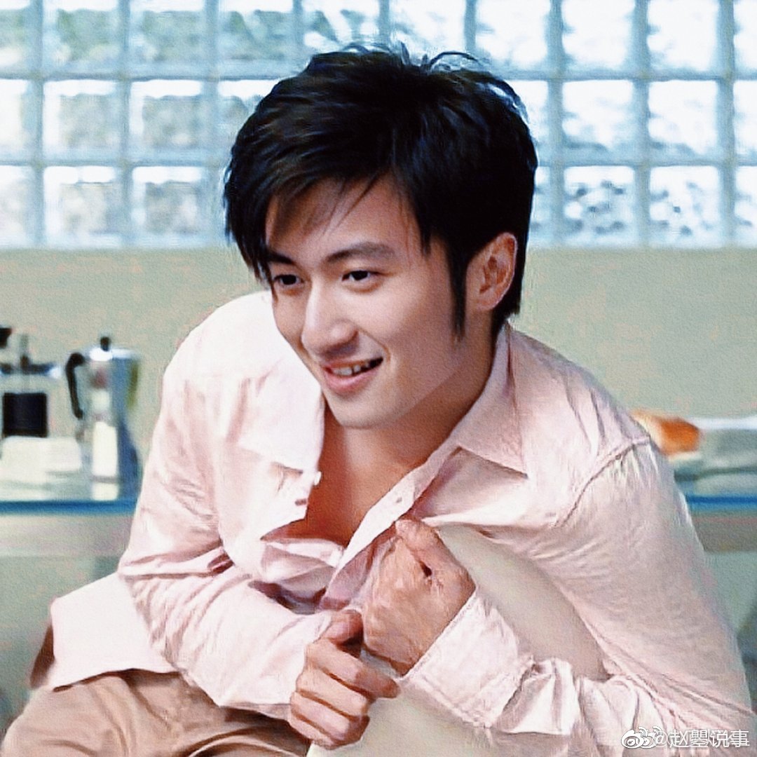 谢霆锋分享了一张狗狗的照片做晚餐的时间还没到