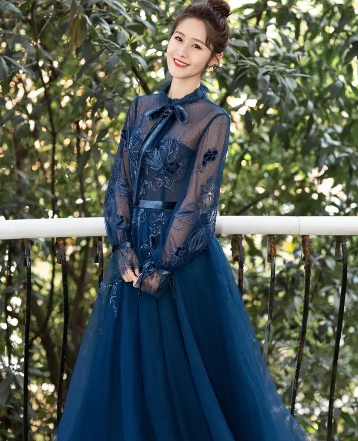 湖南新秀主持人梁田穿酒红礼服裙秀美肩平行腿太美了