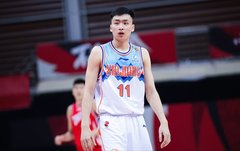 方硕22分钟得15分,齐麟全场13中3,相差9岁|方硕|齐麟|新疆队_新浪新闻