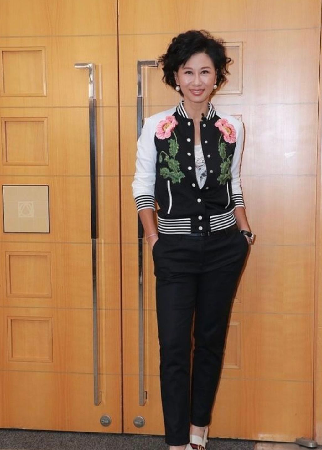 叶倩文老到快认不出穿红色毛衣自信出镜白发不染仍优雅从容