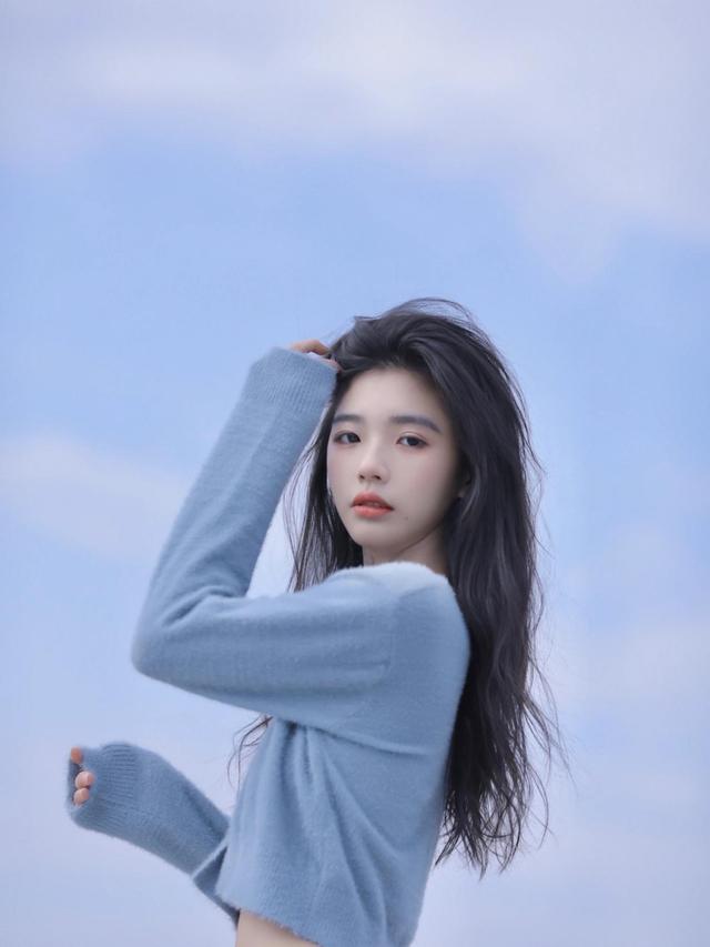 淡蓝色毛衣好有氛围感美女穿上唯美清纯与蓝色天空颜色好搭