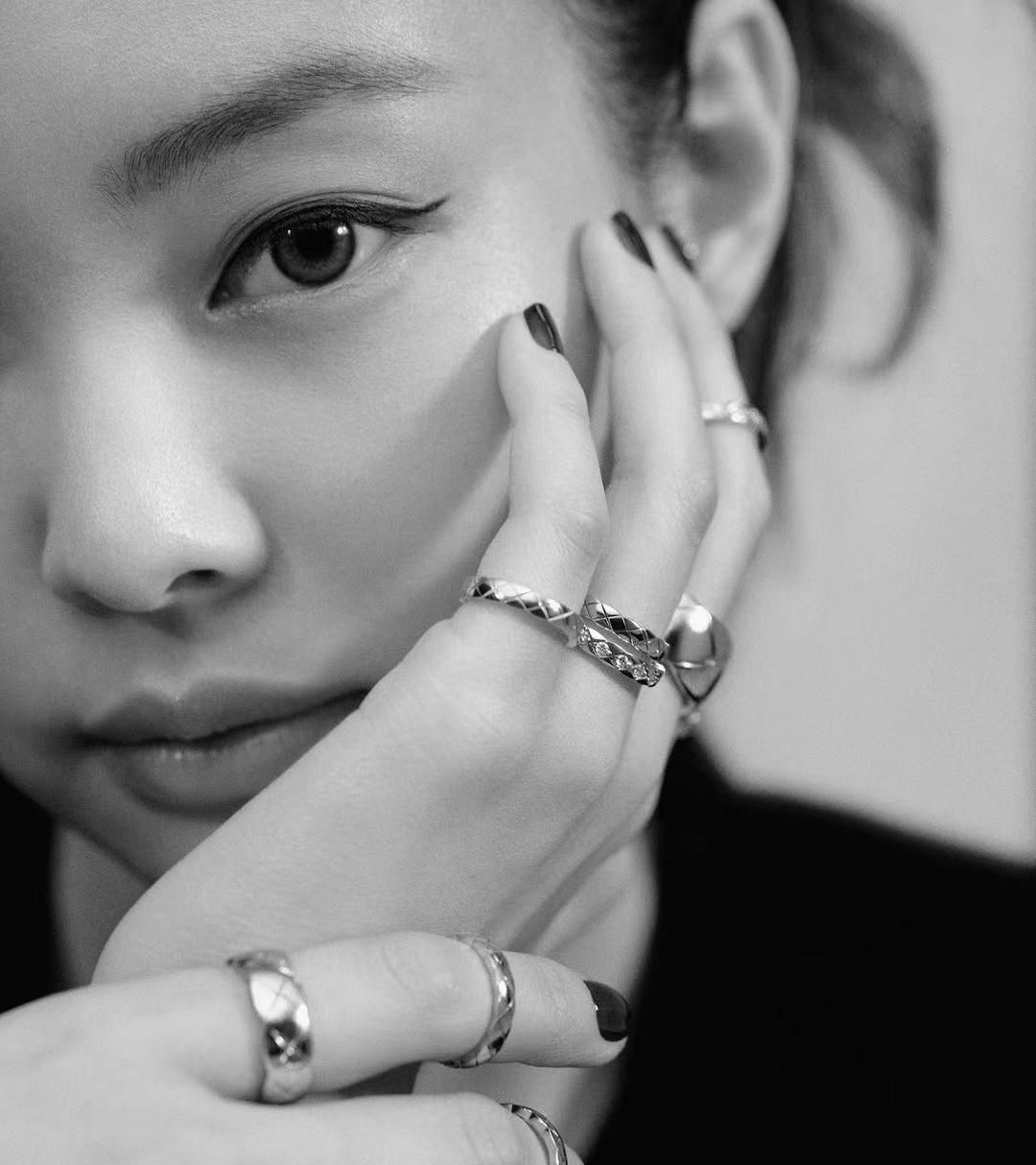 金智妮被选定为了香奈儿珠宝coco crush系列的第二位全球代言人