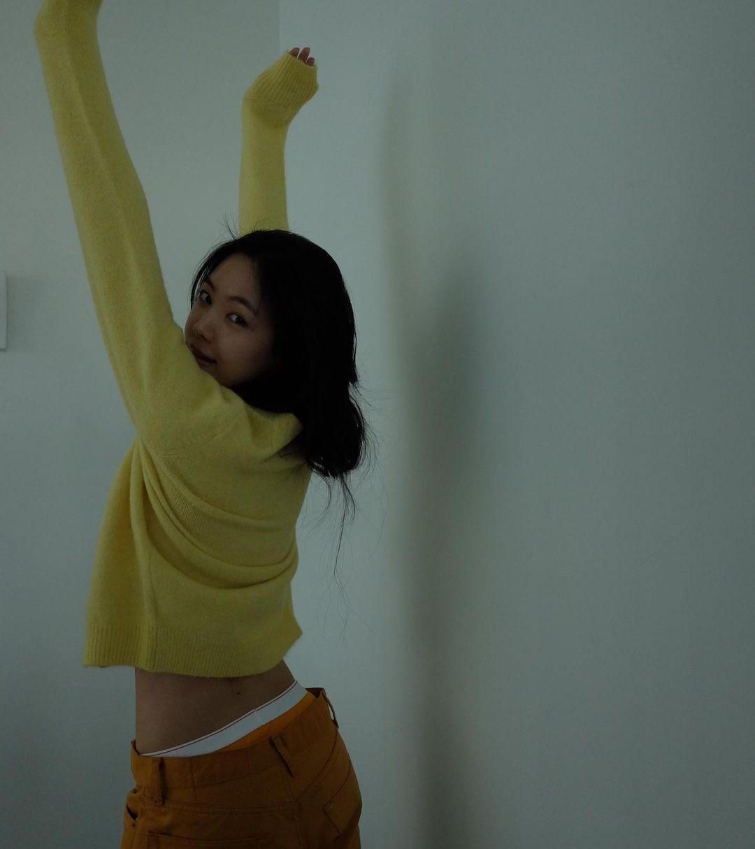 apink孙娜恩ins晒运动内衣造型腰肢纤细腹肌紧实