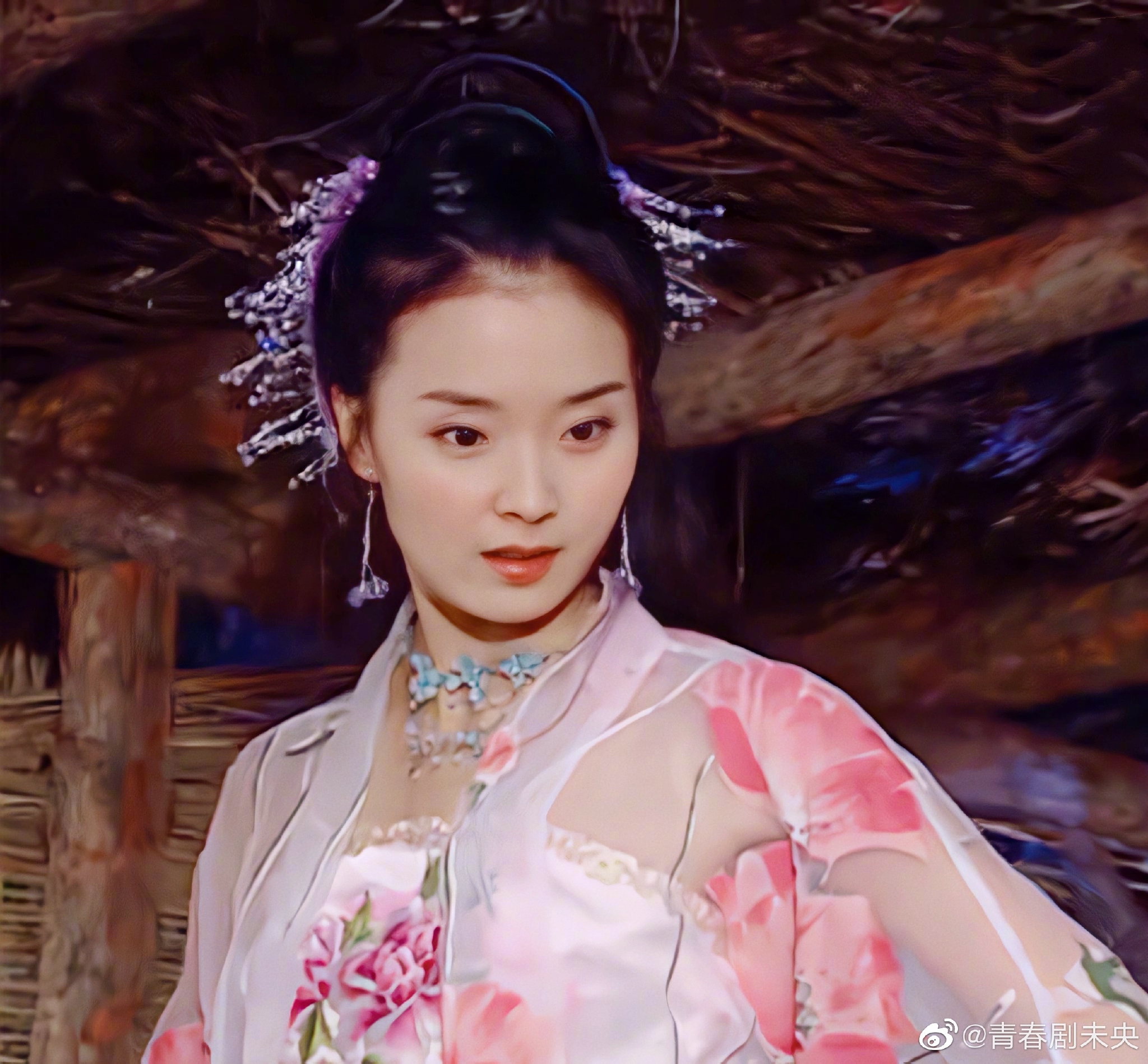 这个造型让我想起了钟素秋头上发饰好像