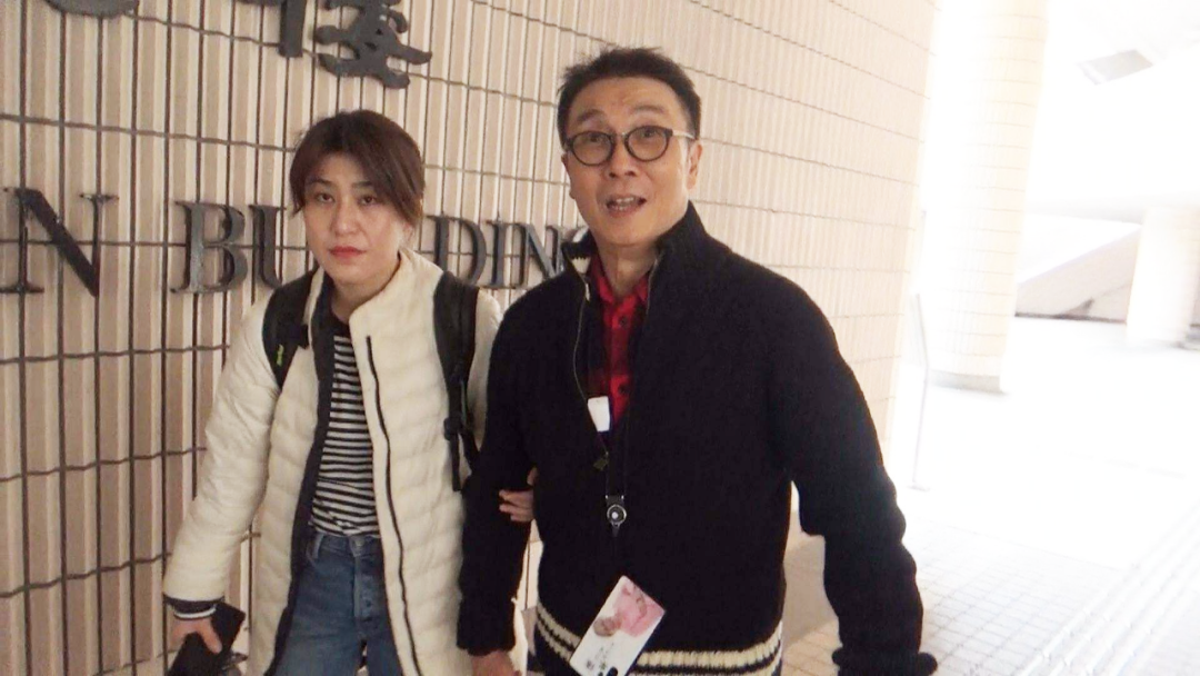 也没有再拍戏,港媒曾曝光他身体欠佳,在家中一直由妻子苏嘉燕在照顾