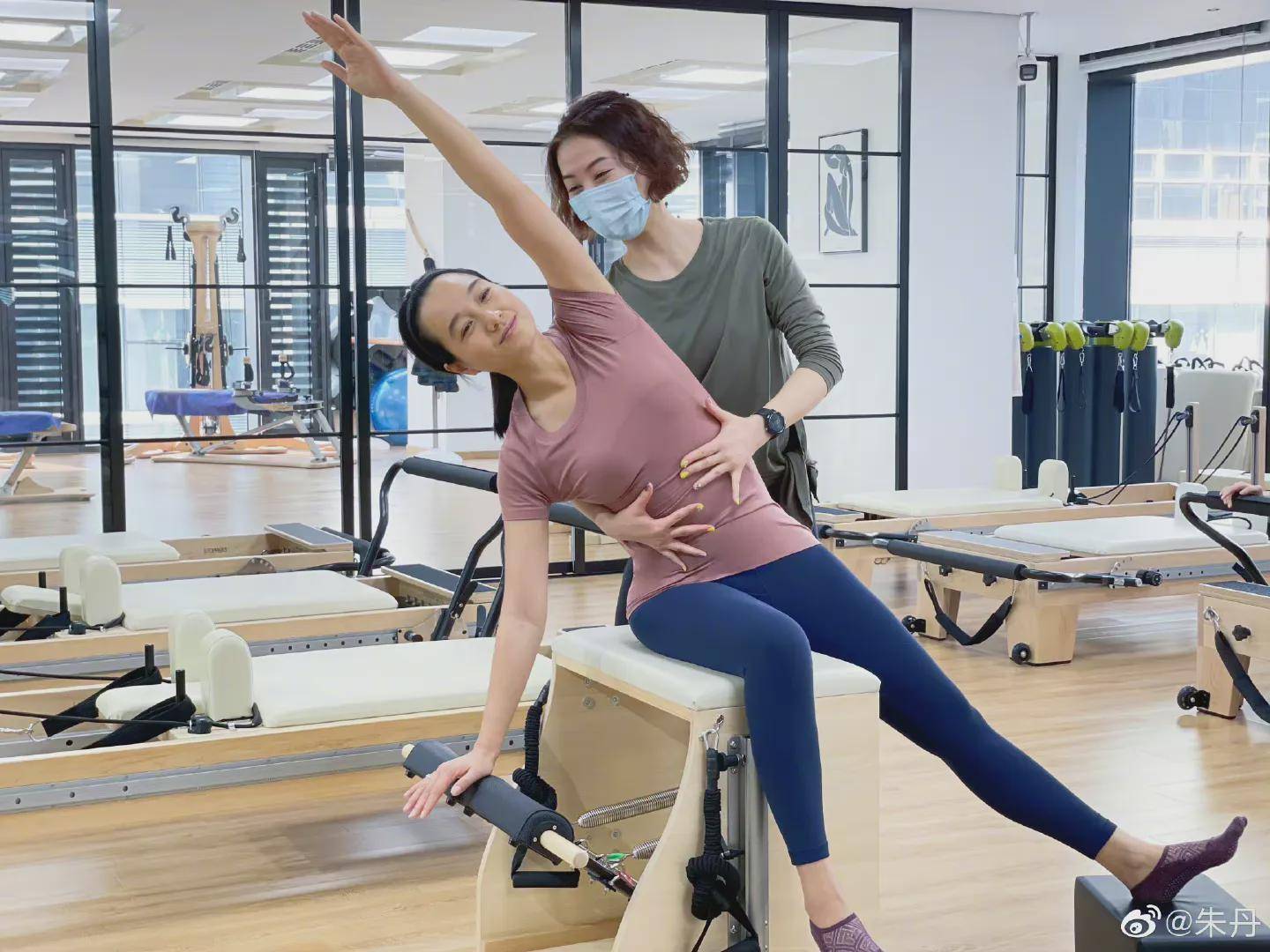 朱丹晒健身照穿紧身瑜伽衣身材并不纤细但没赘肉健康有活力