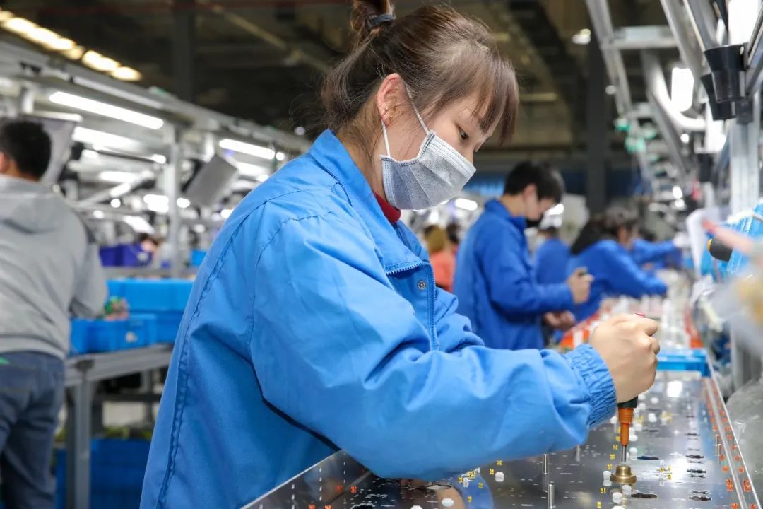 罗森伯格技术(昆山)有限公司员工戴着口罩有序工作好利来食品科技
