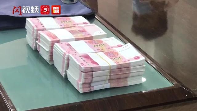 西安的哥在车内发现20万元现金没想到