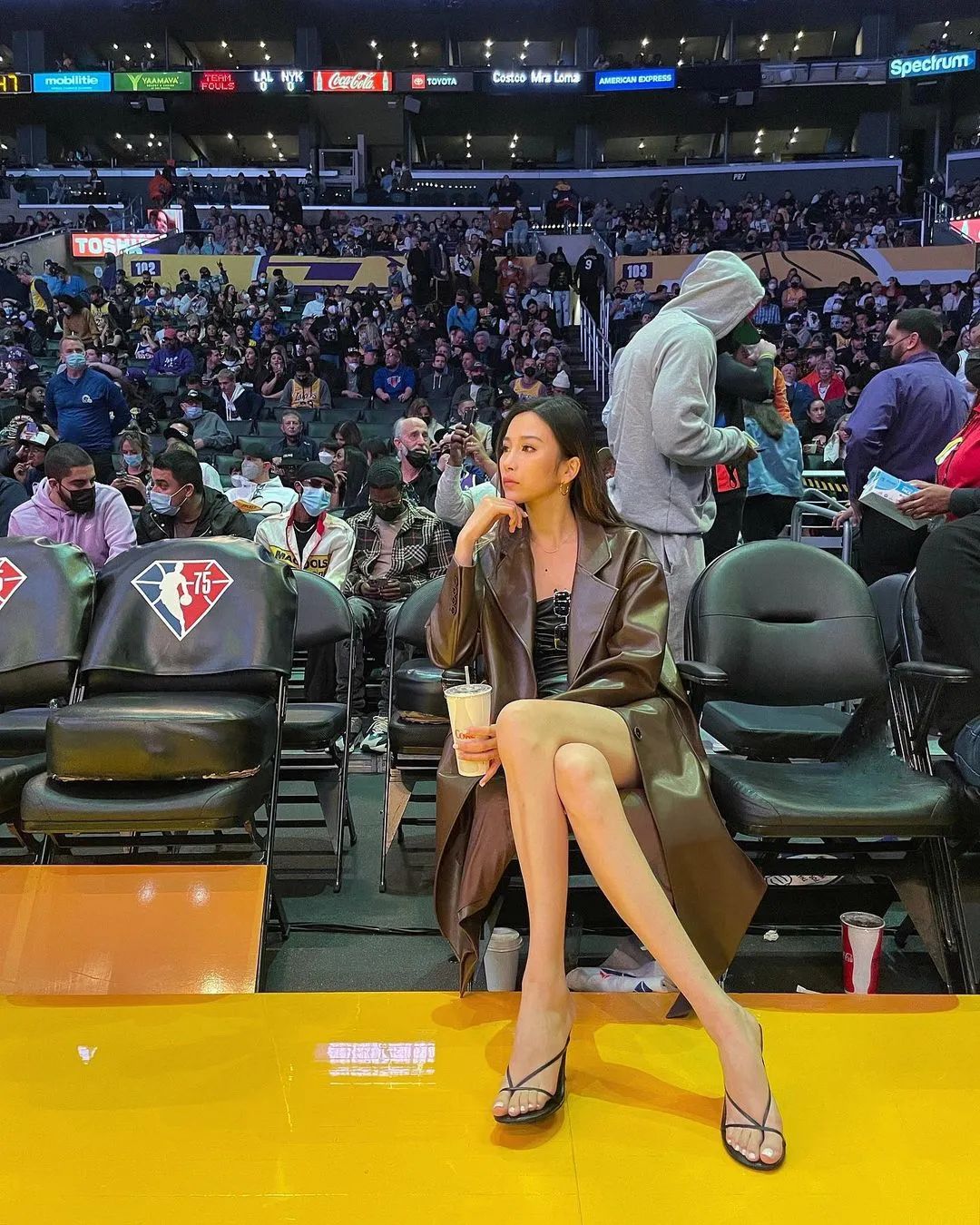 还记得这个小姐姐吗来了她又来湖人主场看球了