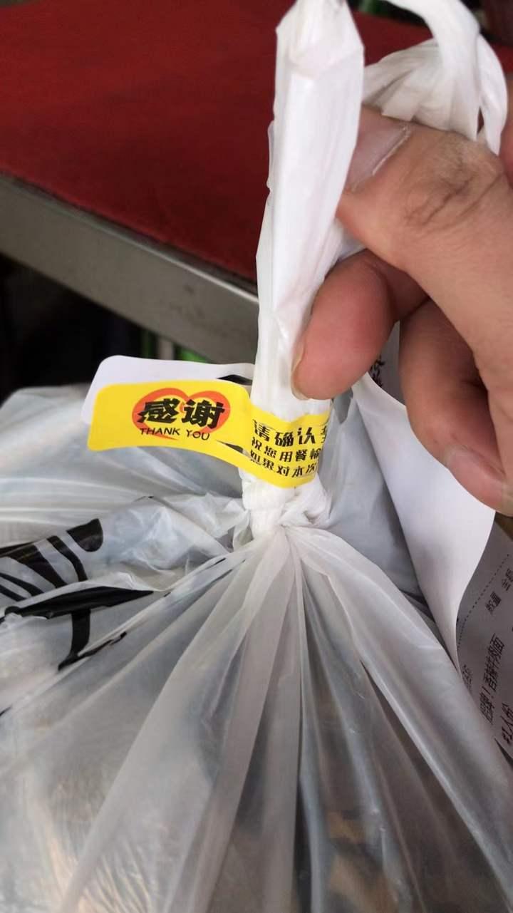 曾有小哥因封口问题自己买下奶茶|外卖|封签|美团_新浪新闻