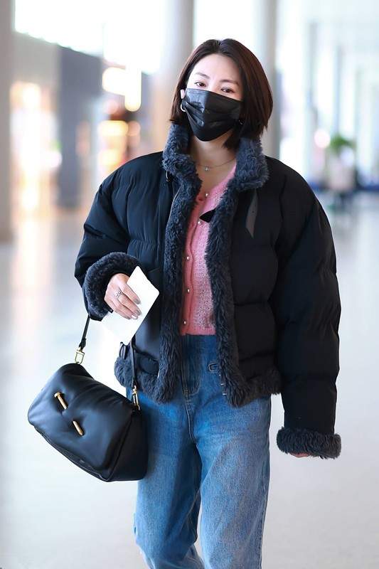 张雨绮气质不一般穿臃肿面包服也有明星范站人堆里面太显眼
