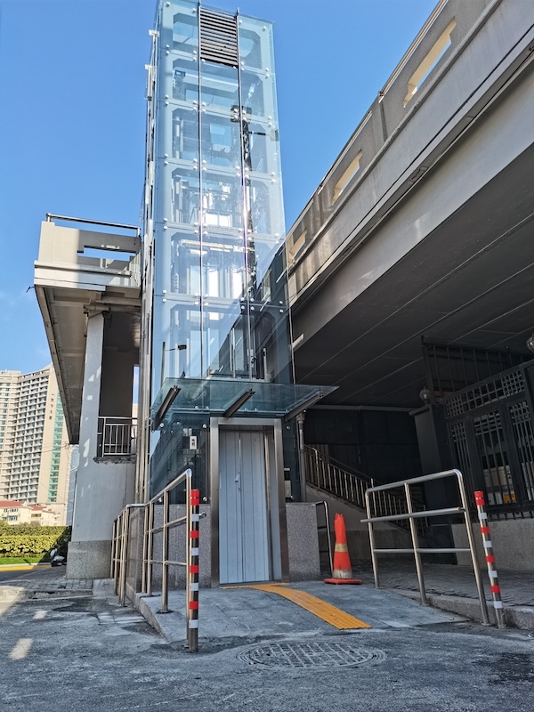 上海首例跨苏州河路桥加装电梯工程竣工恒丰路桥电梯试运行